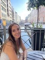 Profesora de alemán titulada en Austria. 7 https://profesornativodealeman.com/wp-content/uploads/2020/12/Foto-Maria-3-1-e1653370999487.jpg Julieta FOTO 1 1 1 Clases de alemán online