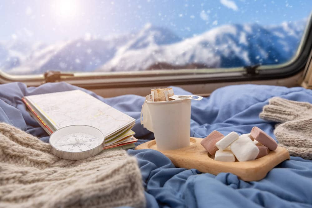 cup hot coffee with marshmallow near window overlooking snowy mountain 1 2 Clases de alemán online
