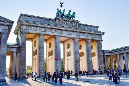 brand front of the brandenburg gate 5117579 640 1 Clases de alemán online