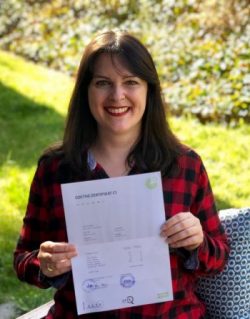 gloria fernandez polin con su certificado de aleman c1 e1653288822253 Clases de alemán online