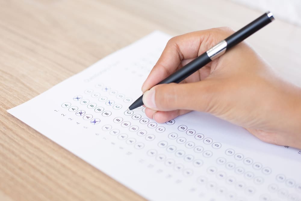 closeup person filling out questionary form 1 1 Clases de alemán online