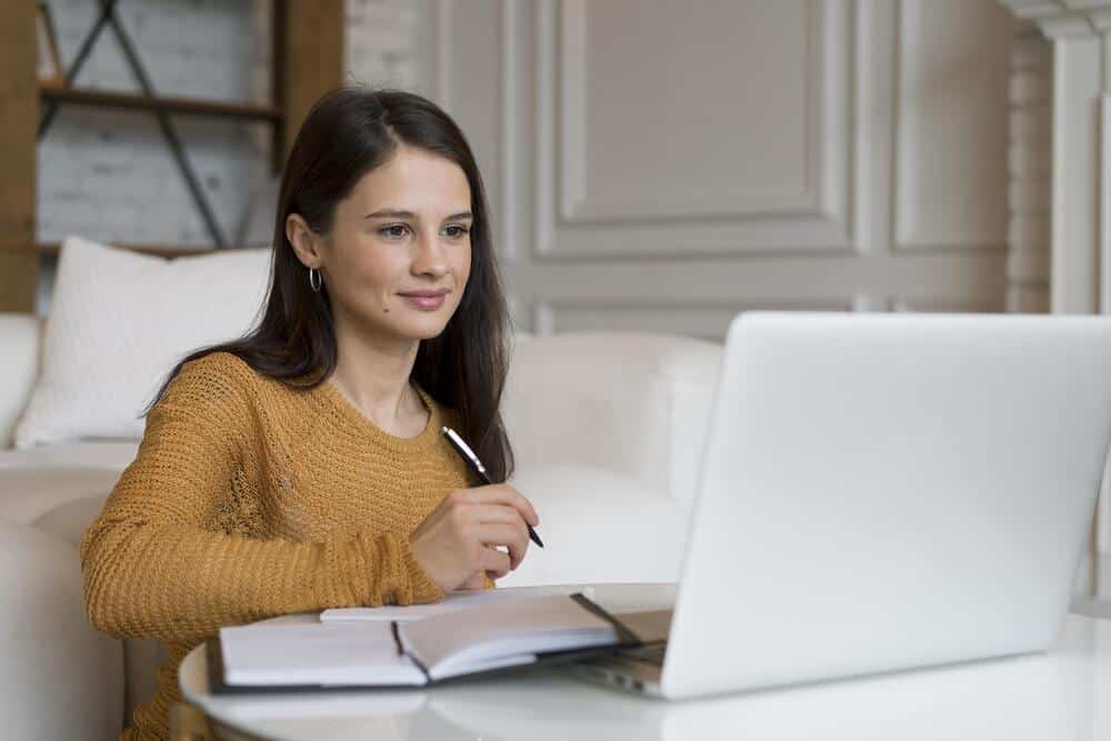 mujer joven trabajando su computadora portatil 1 Clases de alemán online