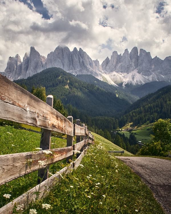 tiro vertical valla madera altos acantilados rocosos funes valley st italy 1 1 Clases de alemán online