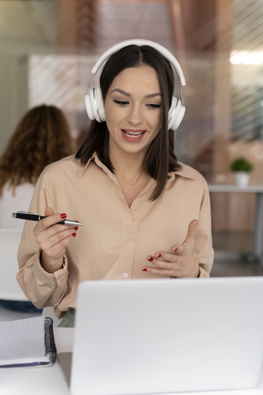 Curso B2 aleman. A partir de abril 4 https://profesornativodealeman.com/wp-content/uploads/2023/09/young-business-woman-working-office-with-laptop-headphones-2-1.jpg young business woman working office with laptop headphones 2 1 Clases de alemán online