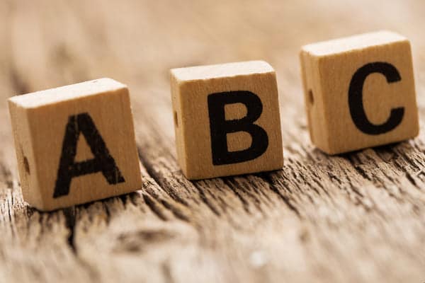 ladrillos juguete sobre mesa letras abc 2 1 Clases de alemán online