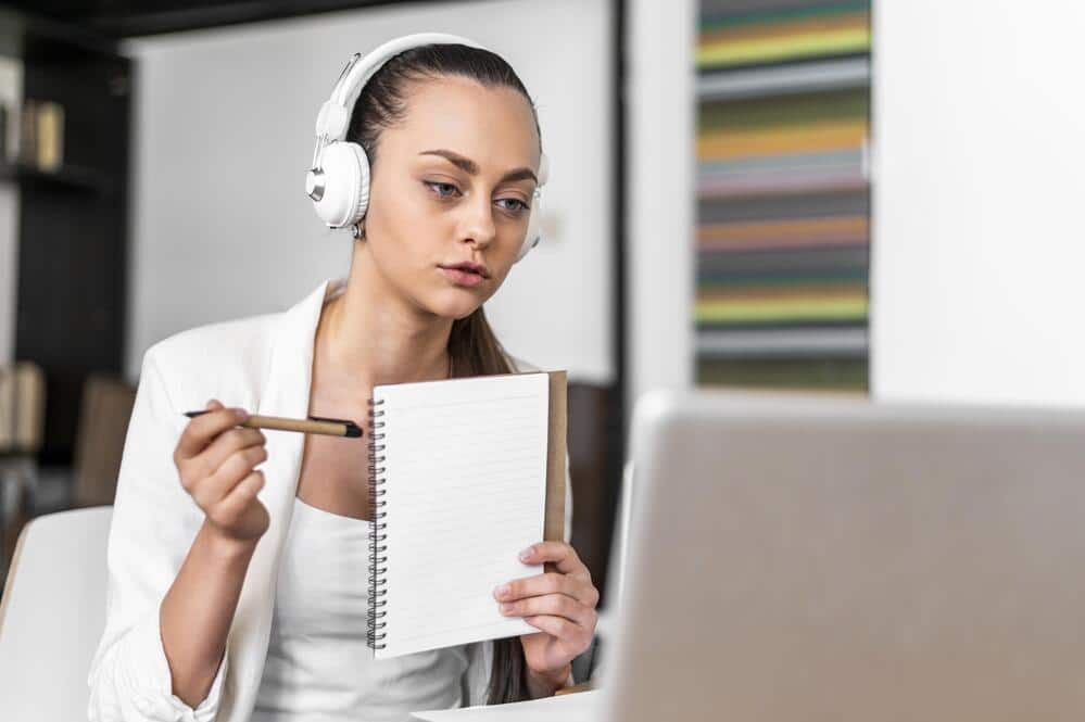 portrait female work having video call 1 Clases de alemán online