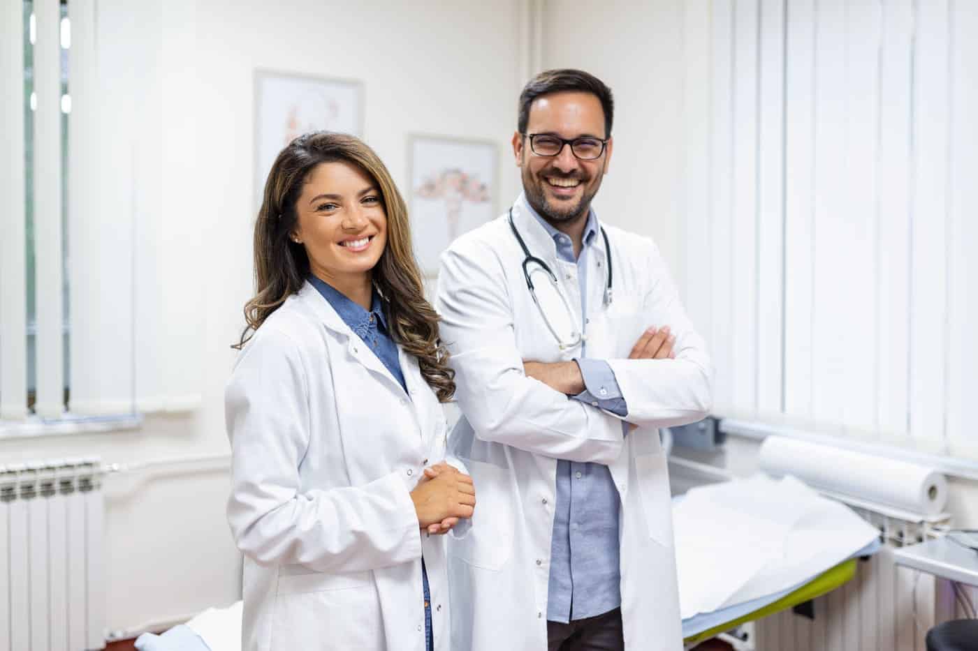 portrait smiling young doctors standing together portrait medical staff inside modern hospital smiling camera 2 1 1 Clases de alemán online
