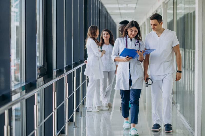 Cuestionario medicos 12 https://profesornativodealeman.com/wp-content/uploads/2024/06/team-young-specialist-doctors-standing-corridor-hospital-1-1.jpg team young specialist doctors standing corridor hospital 1 1 Clases de alemán online