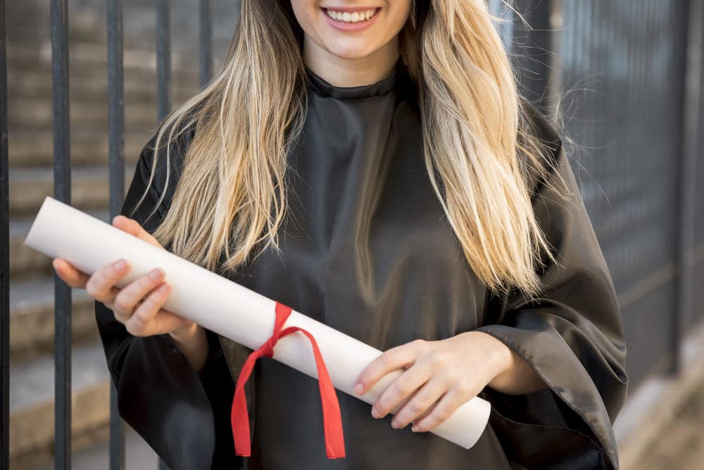 Nueva reseña. Telc C1 aprobado 4 https://profesornativodealeman.com/wp-content/uploads/2024/09/front-view-girl-smiling-holding-her-certificate-2.jpg front view girl smiling holding her certificate 2 Clases de alemán online